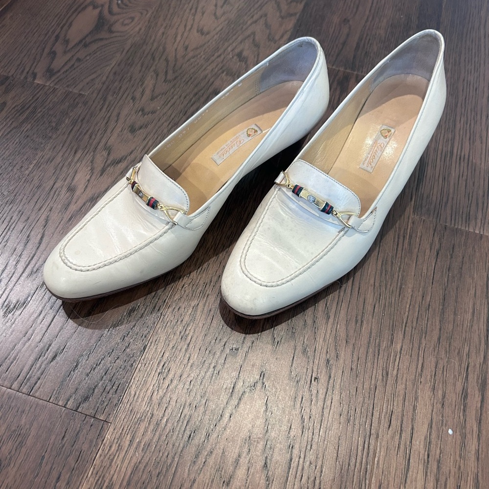 Gucci vintage Cream Loafers with iconic Detail. Made in Italy